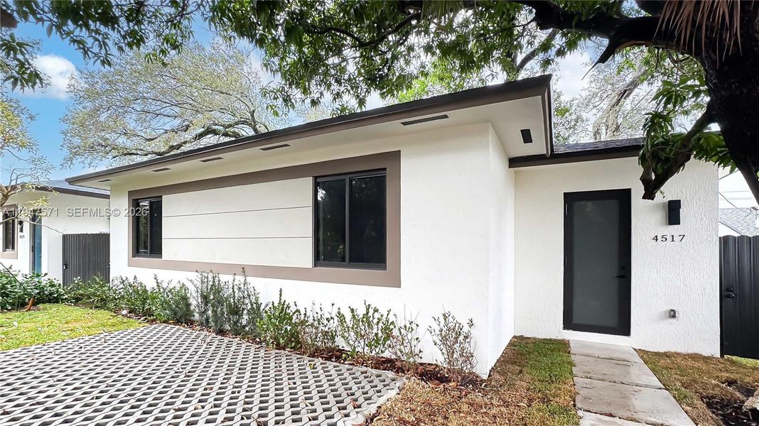 Exterior details and patio area of a home in , Miami (Image 18).