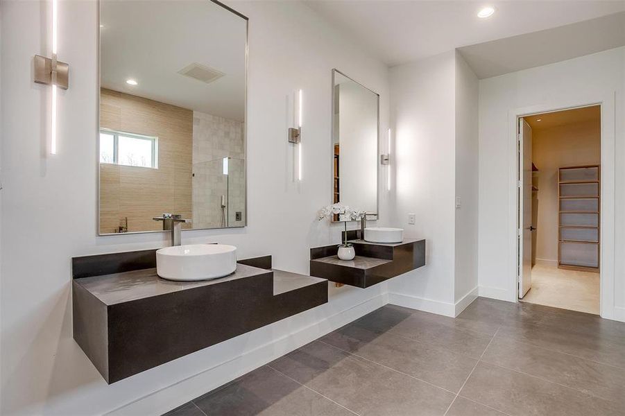 Bathroom featuring visible vents, a tile shower, a sink, and recessed lighting