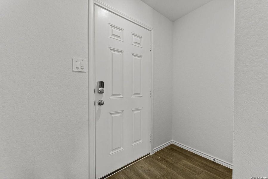 Spacious, unfurnished interior of a new home in Stonehill, San Antonio (Image 14).