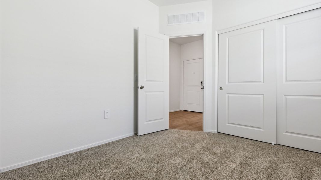 Spacious, unfurnished interior of a new home in Rio Rancho Estates, Wittmann (Image 14).