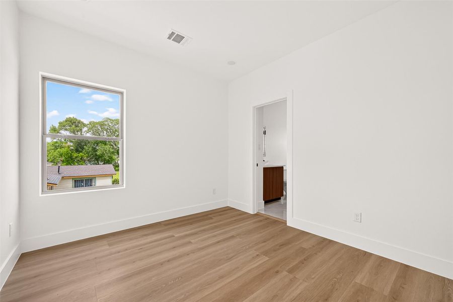 Spacious, unfurnished interior of a new home in , Houston (Image 19).