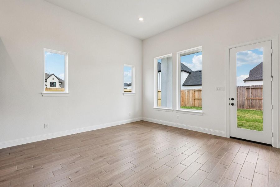 Spacious, unfurnished interior of a new home in Sienna 65', Missouri City (Image 22).