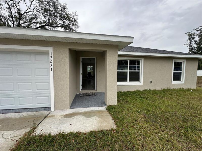 Exterior details and patio area of a home in , Dunnellon (Image 3).