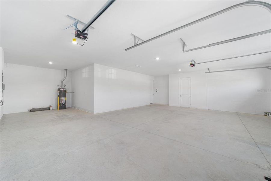 Spacious, unfurnished interior of a new home in , Ocala (Image 17).