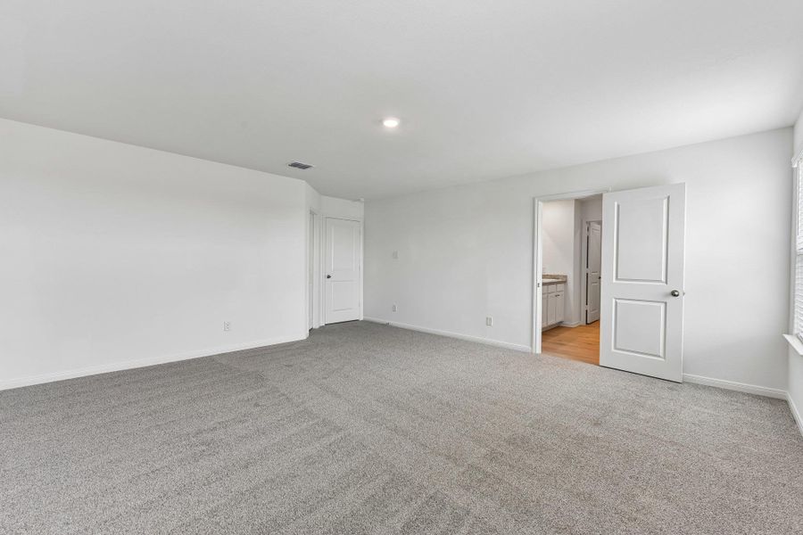 Spacious, unfurnished interior of a new home in Sunset Oaks, San Marcos (Image 15).