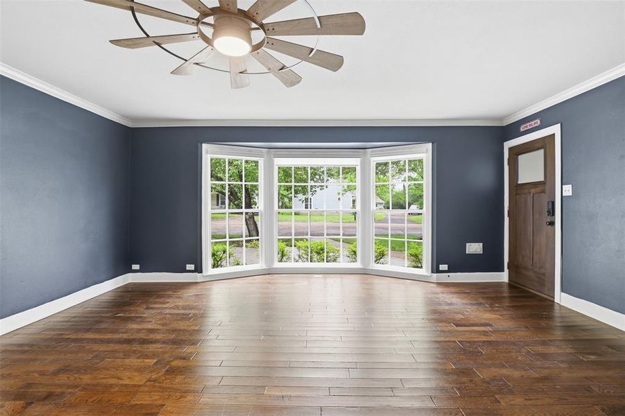 Beautiful bay windows in first living area. Beautiful bay windows in first living area.