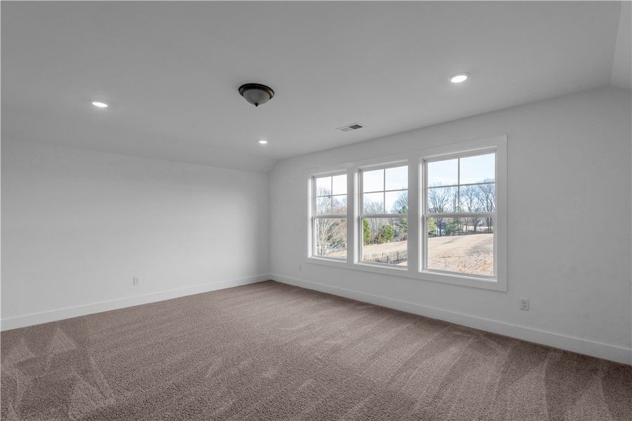 Spacious, unfurnished interior of a new home in Cross Creek Golf Club, Seneca (Image 25).