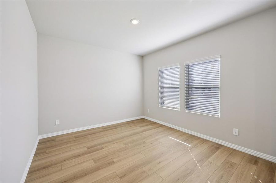 Spacious, unfurnished interior of a new home in Stonehaven, Seagoville (Image 31).