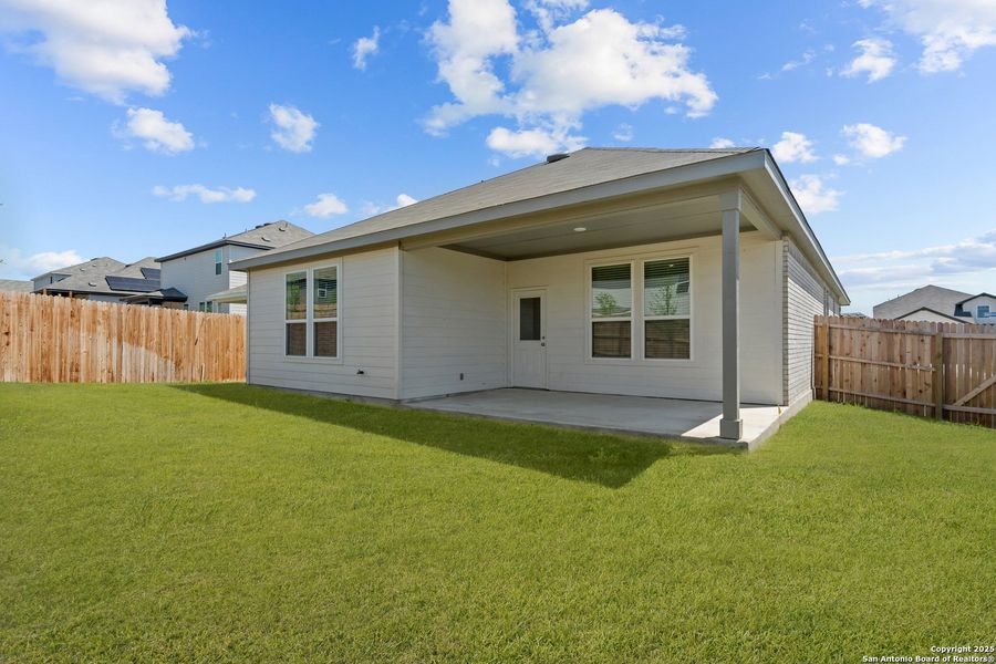 Exterior details and patio area of a home in Horizon Ridge, San Antonio (Image 2).