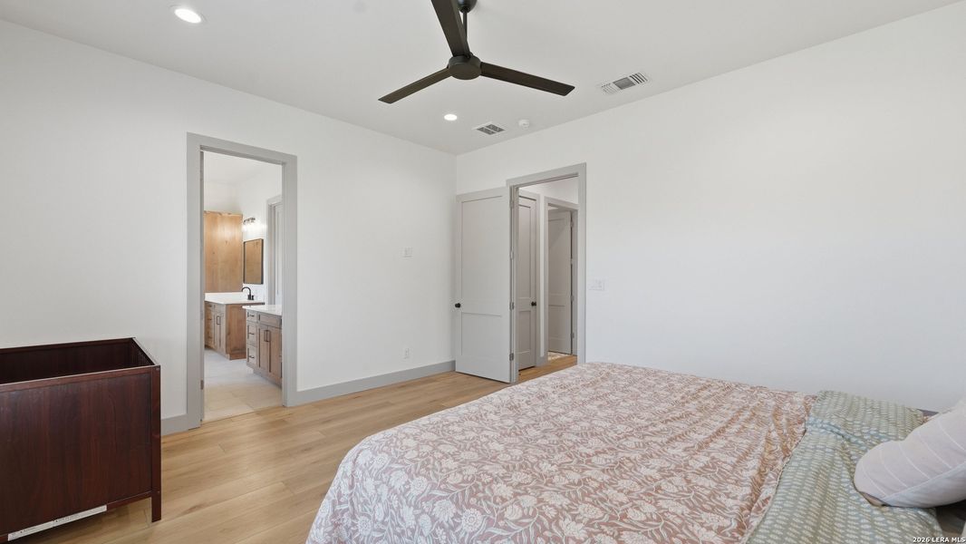 Furnished interior view inside a new home in , Seguin (Image 12).