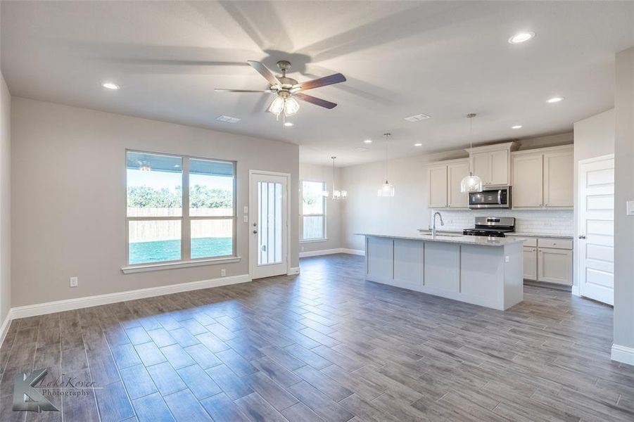 Spacious, unfurnished interior of a new home in , Abilene (Image 29).