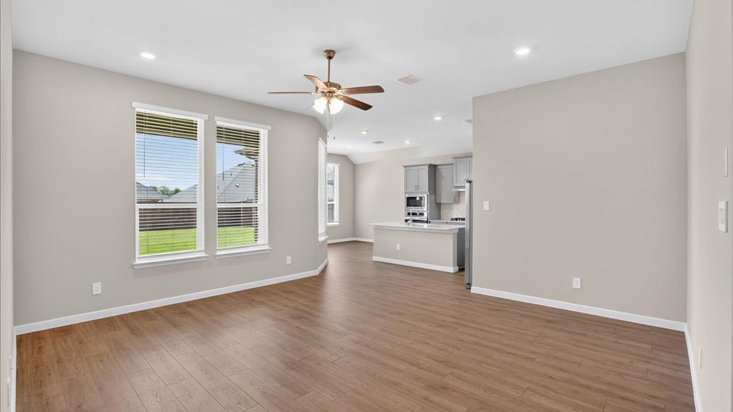 Spacious, unfurnished interior of a new home in Lakeview Pointe, Grand Prairie (Image 16).