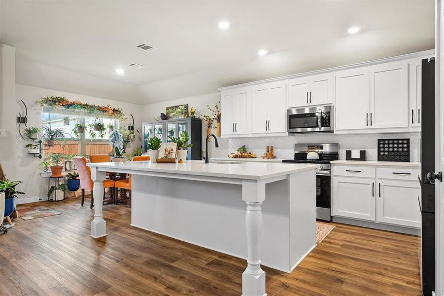 Furnished interior view inside a new home in Trail Creek, Cleburne (Image 8).