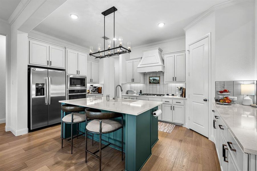 Kitchen with stainless steel appliances and a center island in a contrasting color Kitchen with stainless steel appliances and a center island in a contrasting color