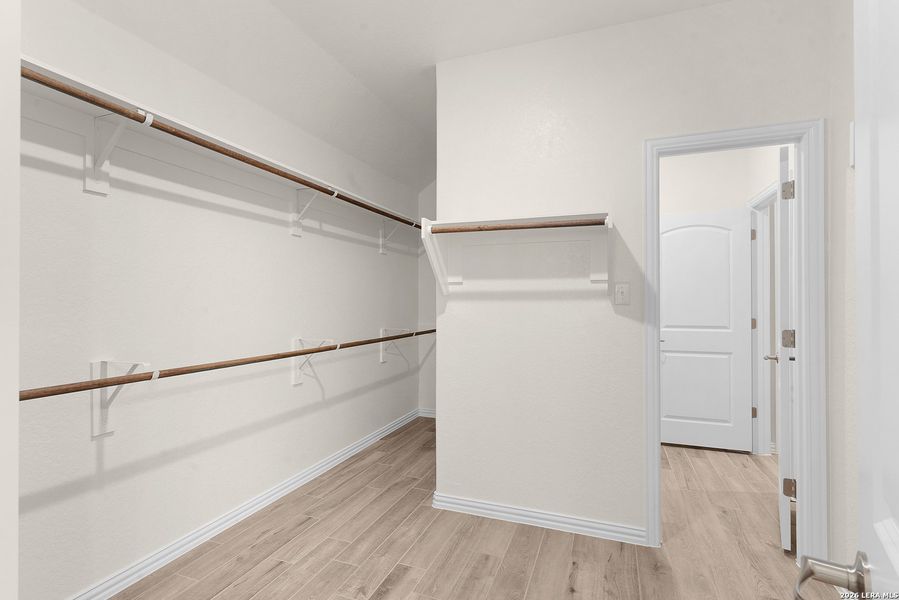 Spacious, unfurnished interior of a new home in Meyer Ranch - Enclave, New Braunfels (Image 9).