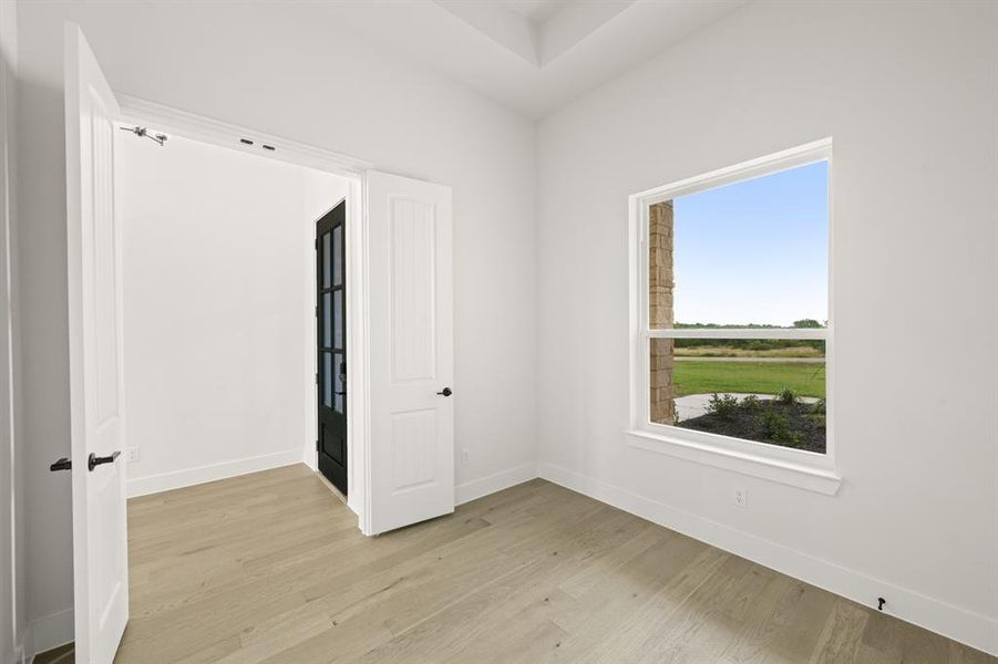 Spacious, unfurnished interior of a new home in Windmill Creeks, Weatherford (Image 12).
