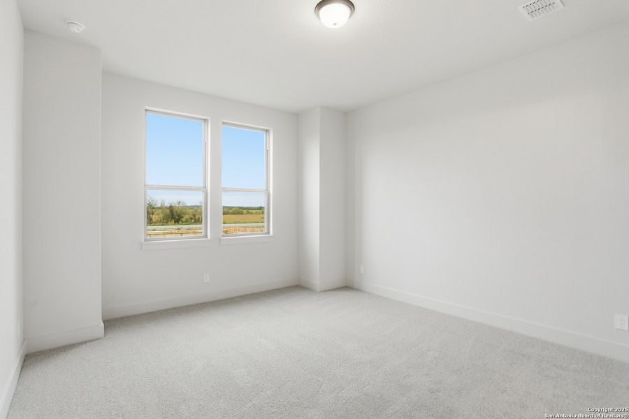 Spacious, unfurnished interior of a new home in Haby Hill 50s, San Antonio (Image 29).