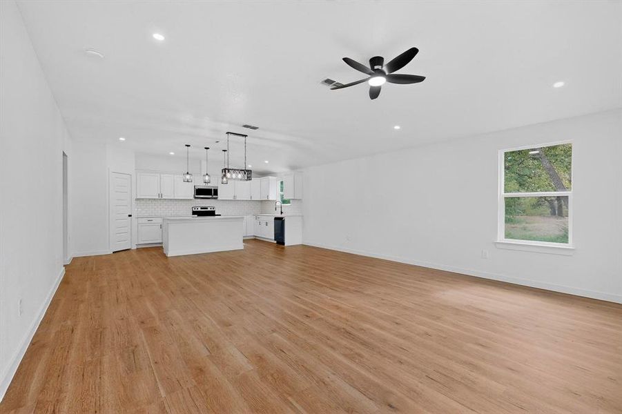 Spacious, unfurnished interior of a new home in , Seagoville (Image 22).