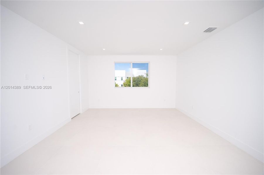 Spacious, unfurnished interior of a new home in , Doral (Image 72).