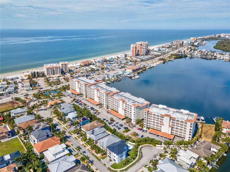 Condo located in Redington Shores, FL showcasing its design and architecture (Image 4).