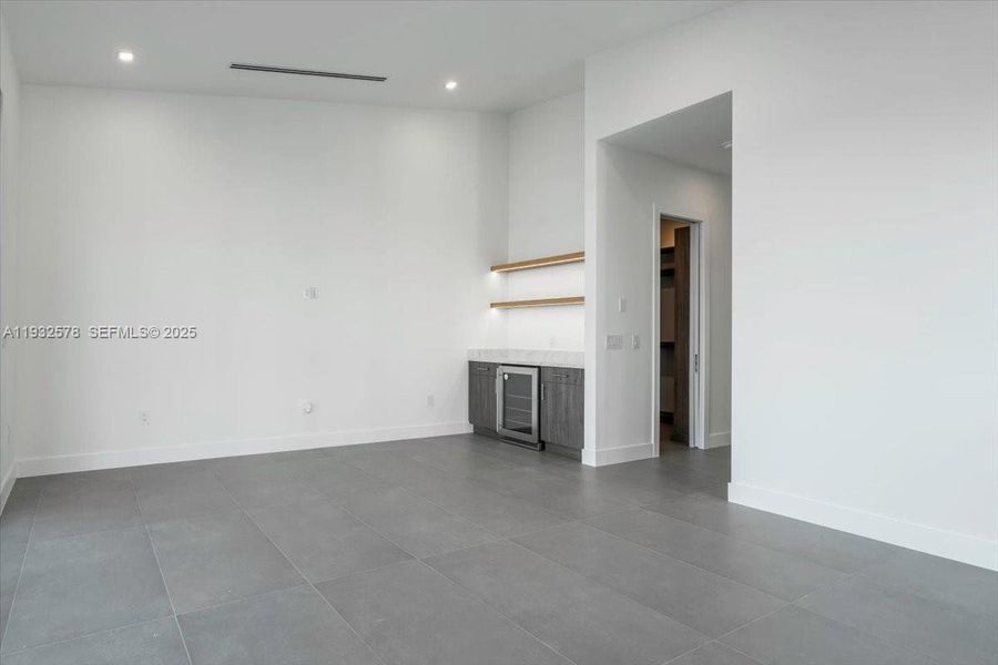 Spacious, unfurnished interior of a new home in , Marathon (Image 61).