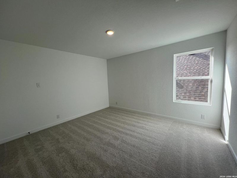 Spacious, unfurnished interior of a new home in Nopal Valley, San Antonio (Image 19).