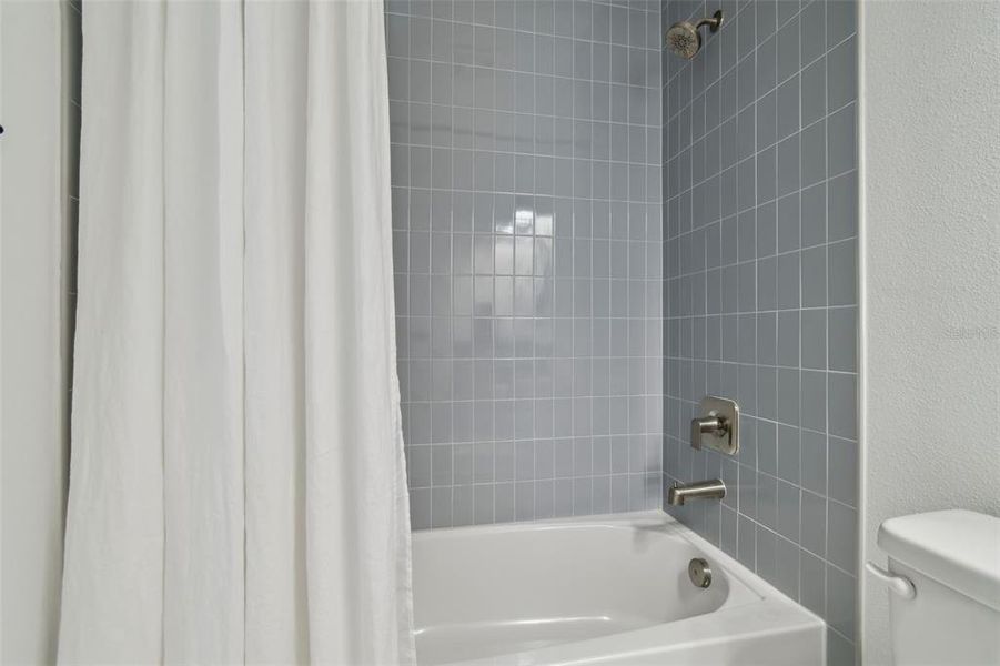 En-Suite Shower/Tub Combo En-Suite Shower/Tub Combo