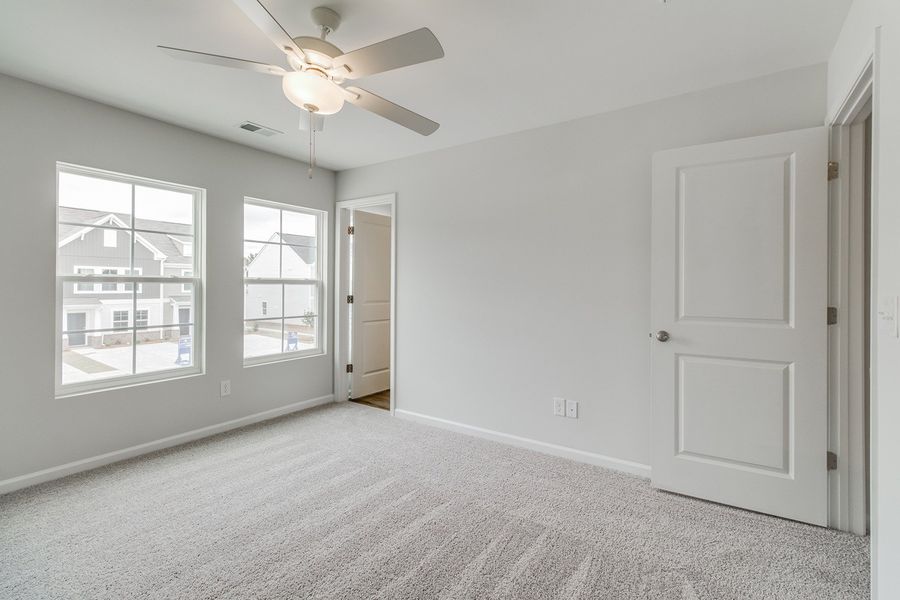 Spacious, unfurnished interior of a new home in Astoria, Columbia (Image 21).