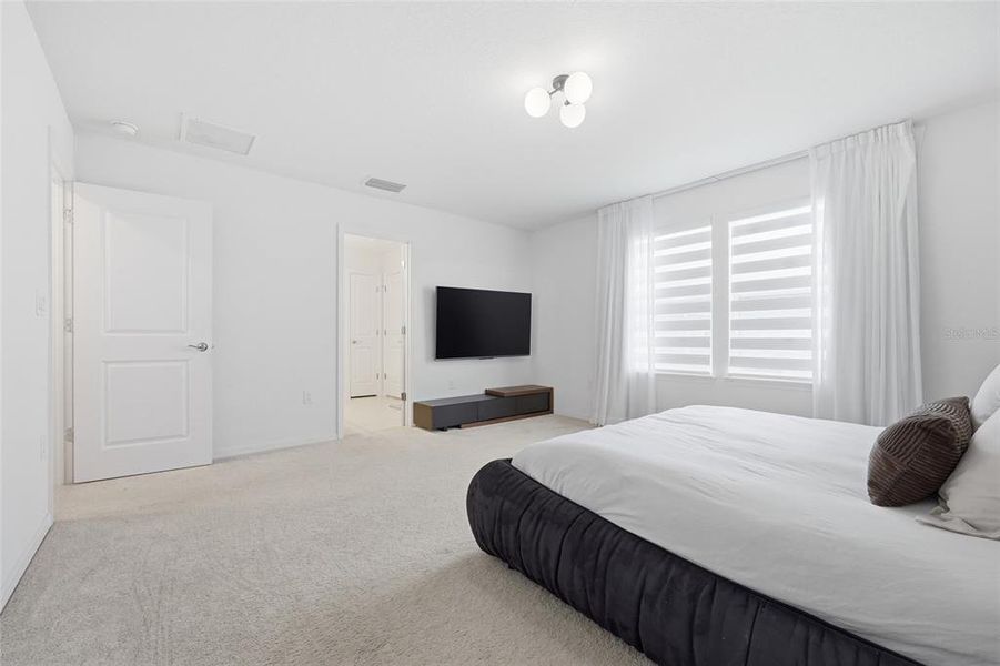 Furnished interior view inside a new home in , Orlando (Image 18).