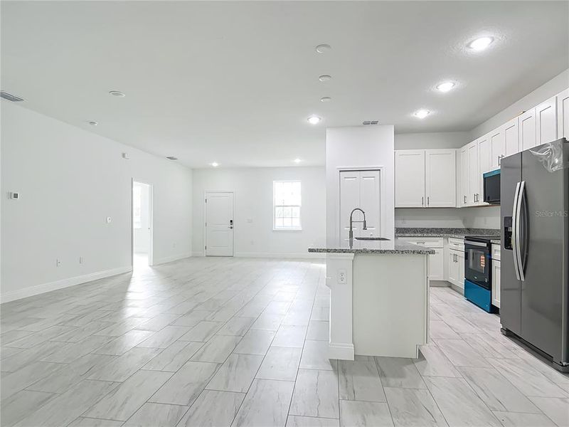Spacious, unfurnished interior of a new home in , Citrus Springs (Image 30).