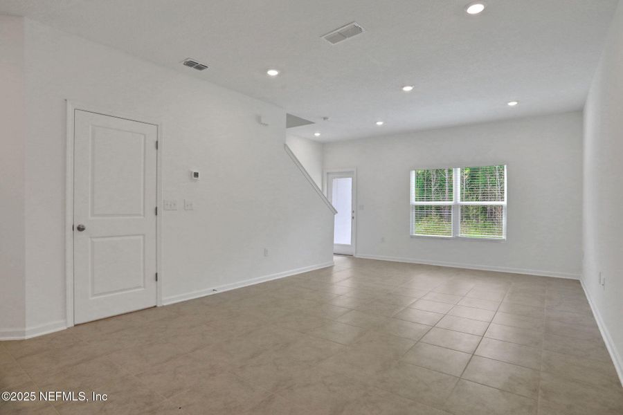 Spacious, unfurnished interior of a new home in Atlantis Pointe, Middleburg (Image 14).