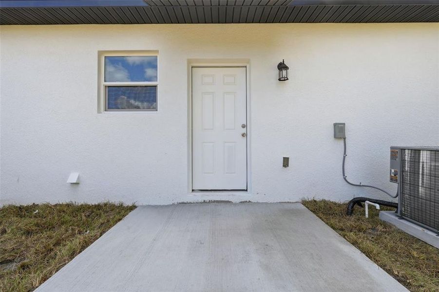Exterior details and patio area of a home in , Haines City (Image 31).