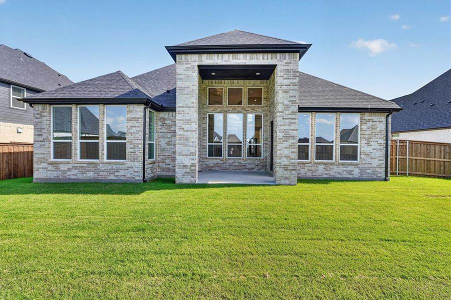 Exterior details and patio area of a home in Quail Hollow, Rockwall (Image 20).