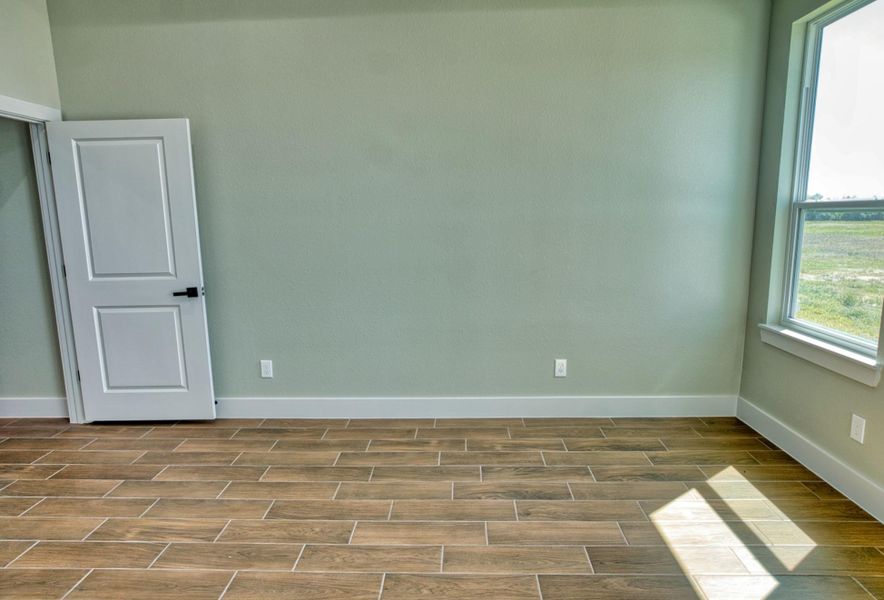 Spacious, unfurnished interior of a new home in , Angleton (Image 22).