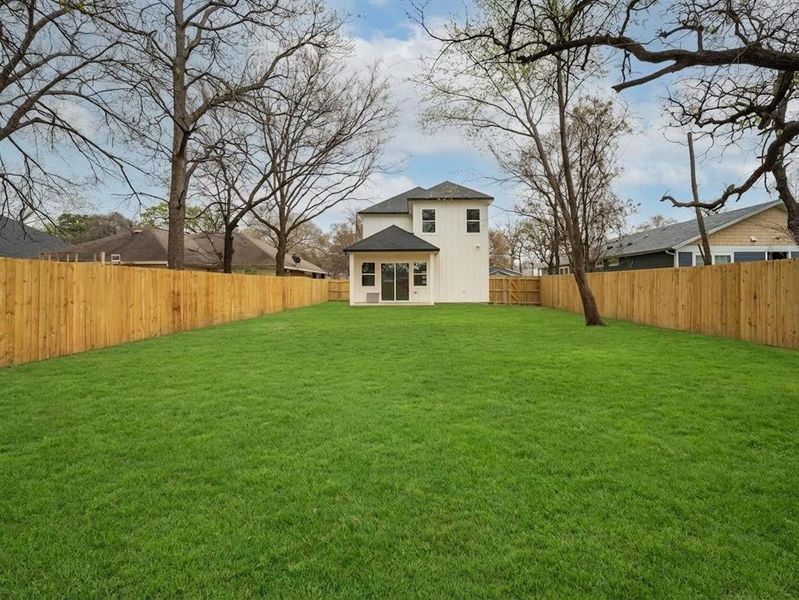 Exterior details and patio area of a home in , Dallas (Image 19).
