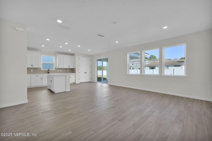 Spacious, unfurnished interior of a new home in Murray Farms, Middleburg (Image 22).