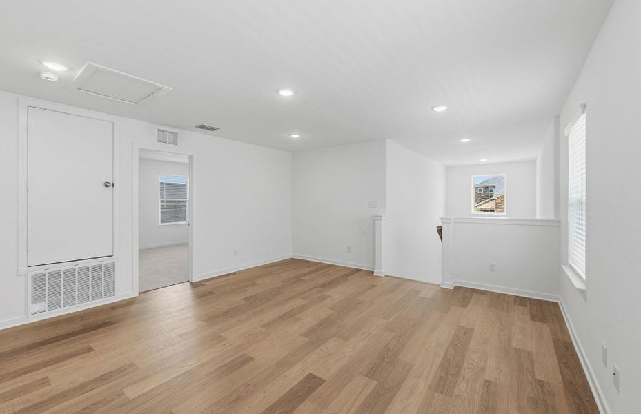 Spacious, unfurnished interior of a new home in Sunfield, Buda (Image 17).