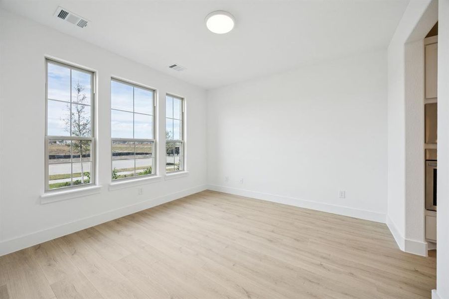 Spacious, unfurnished interior of a new home in Dove Hollow, Waxahachie (Image 17).