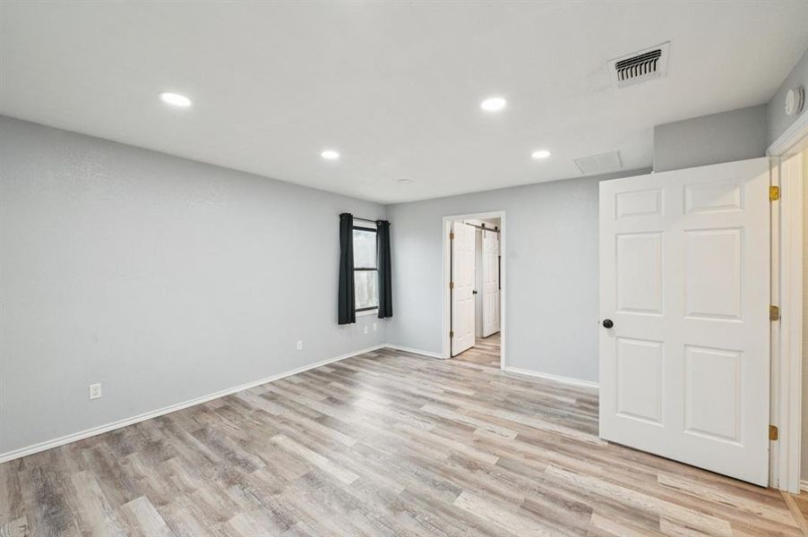 Spacious, unfurnished interior of a new home in , Weatherford (Image 26).