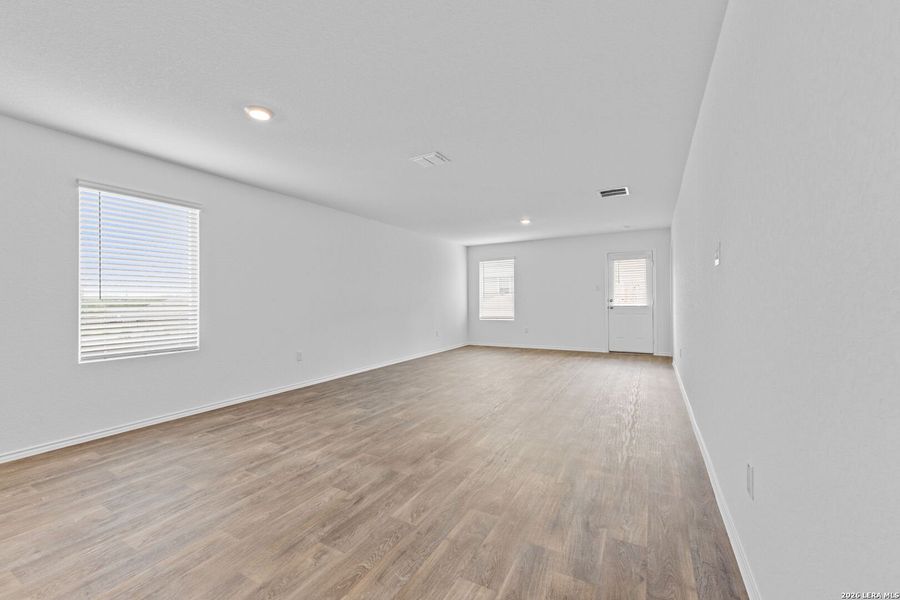 Spacious, unfurnished interior of a new home in Stonehill, San Antonio (Image 14).
