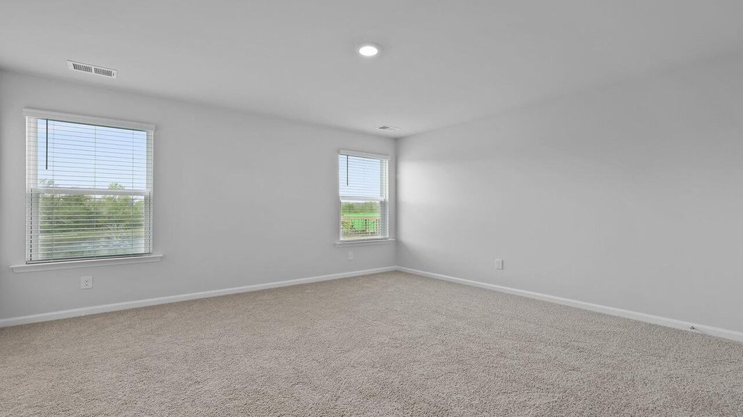 Spacious, unfurnished interior of a new home in Carolina Groves, Moncks Corner (Image 39).