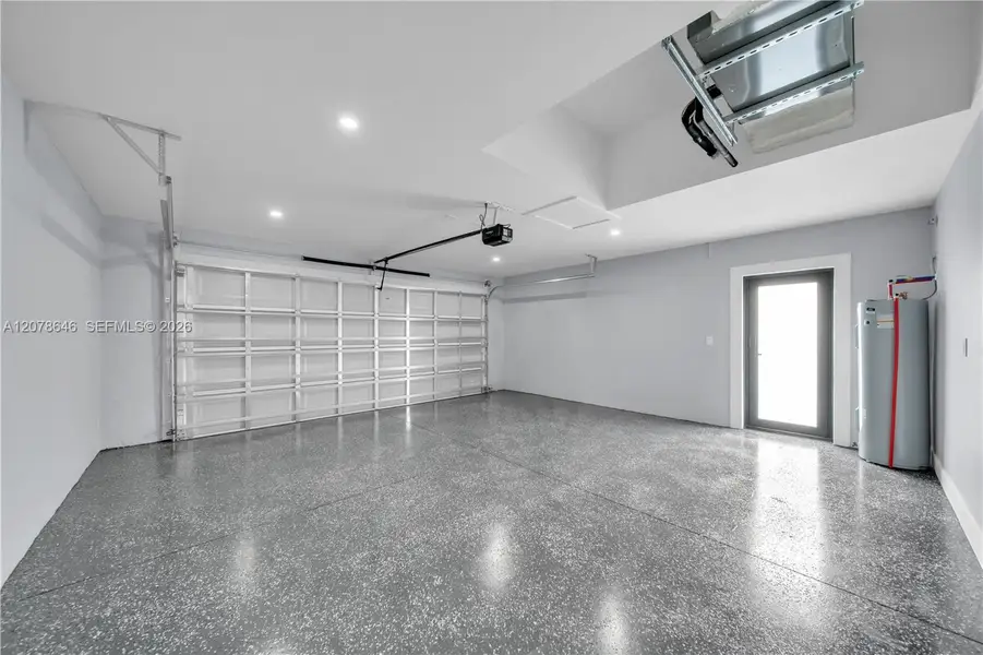 Spacious, unfurnished interior of a new home in , Cape Coral (Image 20).