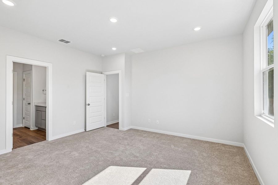 Spacious, unfurnished interior of a new home in Trinity Ranch, Elgin (Image 18).