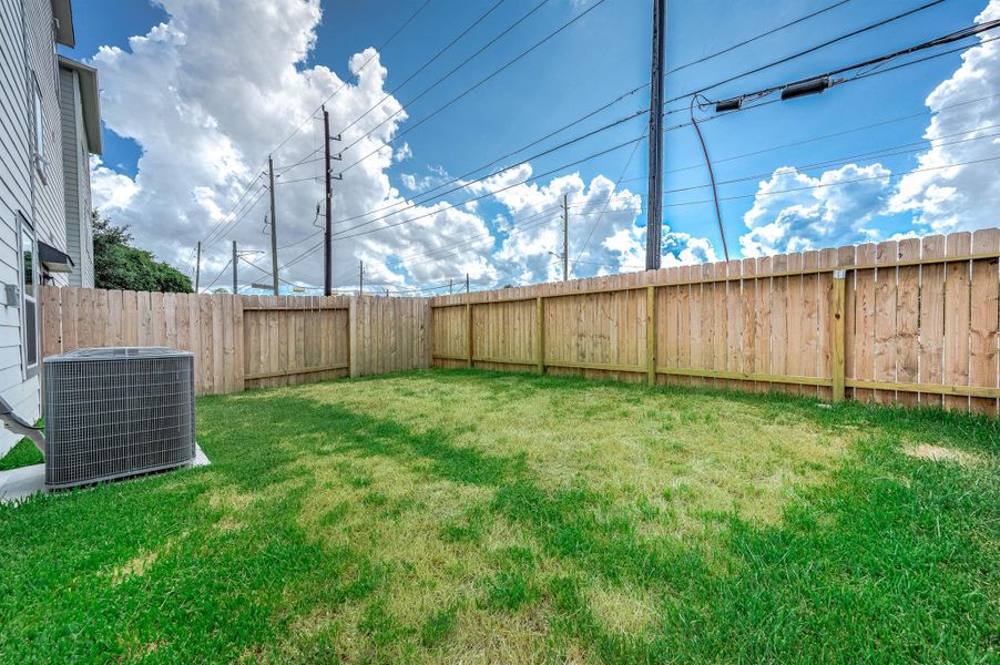 Fully fenced back yard- plenty of room for relaxation, playtime,or dogs to run around! Fully fenced back yard- plenty of room for relaxation, playtime,or dogs to run around!