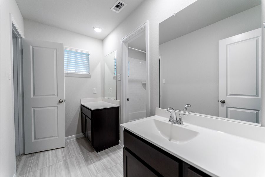 Furnished interior view inside a new home in Creekhaven, Iowa Colony (Image 8).