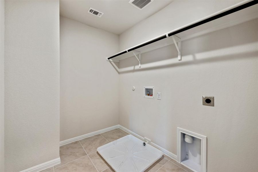 Spacious, unfurnished interior of a new home in Covered Bridge, Hutto (Image 20).