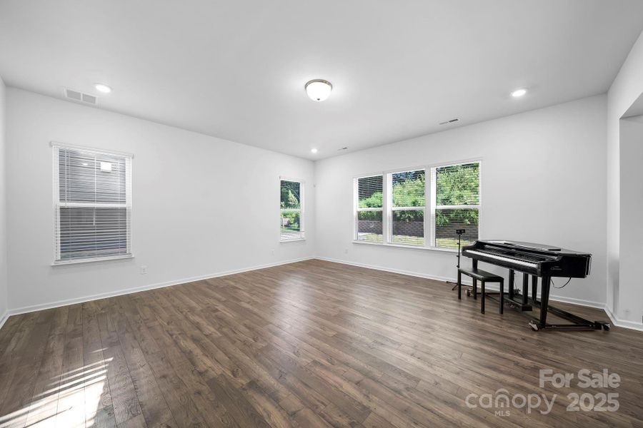 Spacious, unfurnished interior of a new home in , Concord (Image 18).
