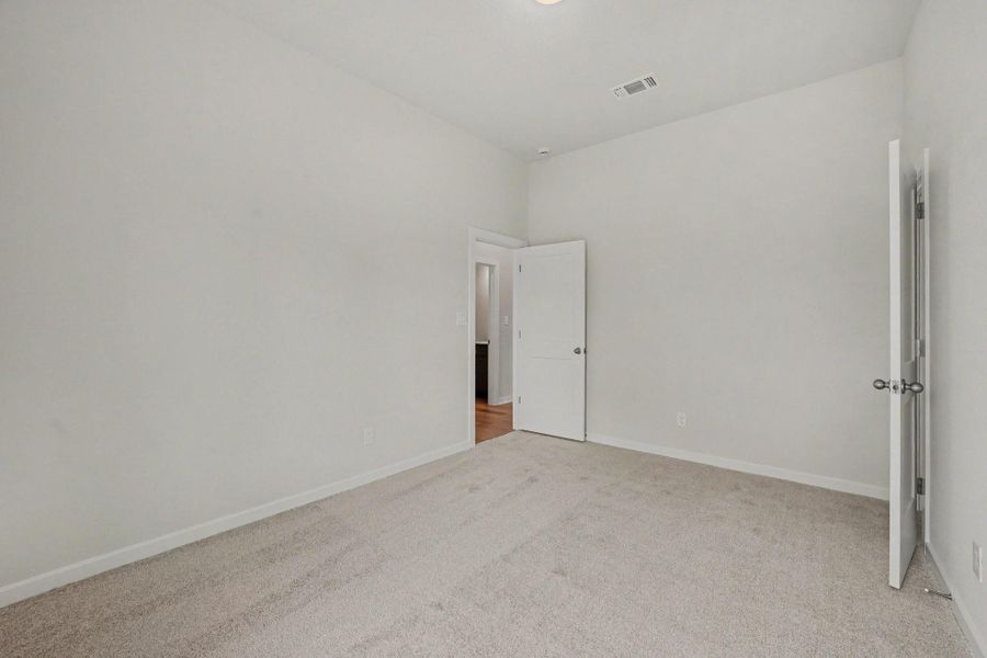 Spacious, unfurnished interior of a new home in Columbia Lakes, West Columbia (Image 27).