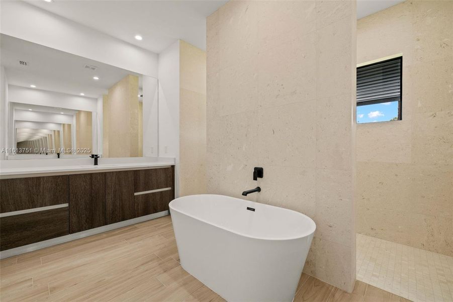 Spacious, unfurnished interior of a new home in , Naples (Image 33).