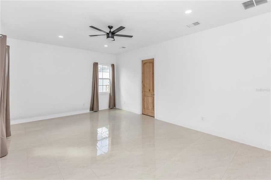 Spacious, unfurnished interior of a new home in , Orlando (Image 33).